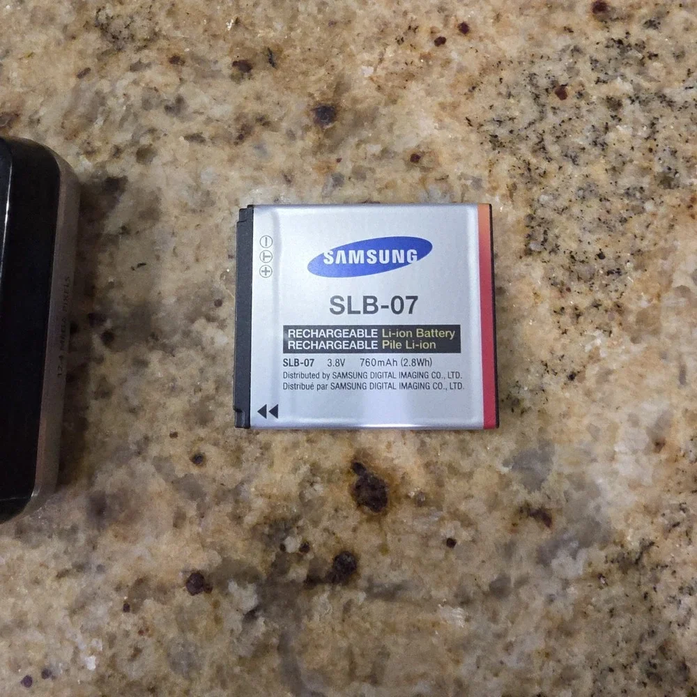 Samsung TL210 12.2 MP DualView Digital Camera w/‎ Battery - FOR PARTS